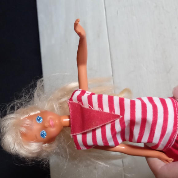 Barbie with red and white striped dress - Picture 5 of 9